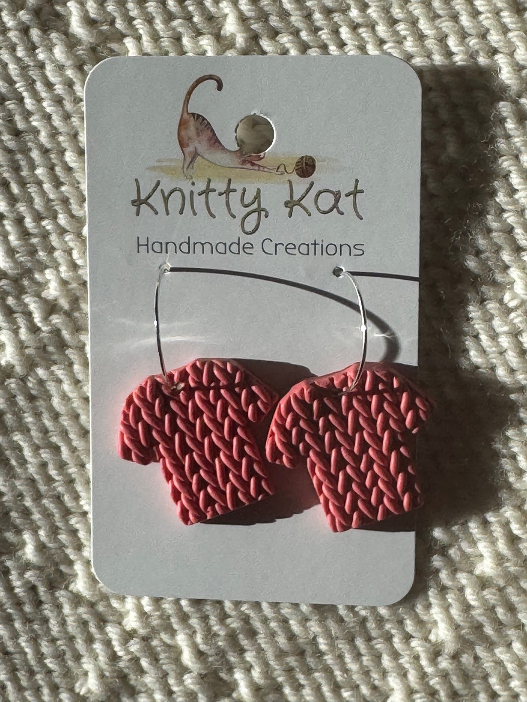 Knitty Kat t-shirt earrings - pink