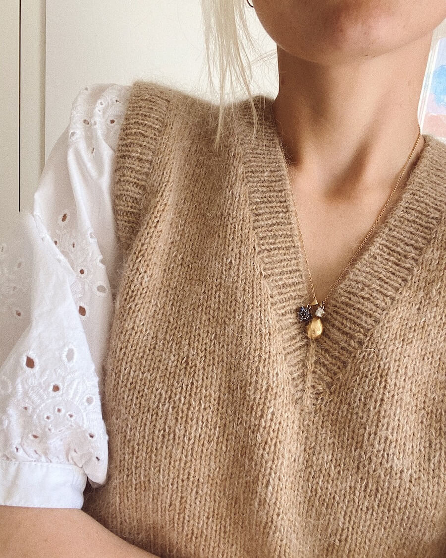 Stockholm Slipover V-neck.- Petite knit Woman