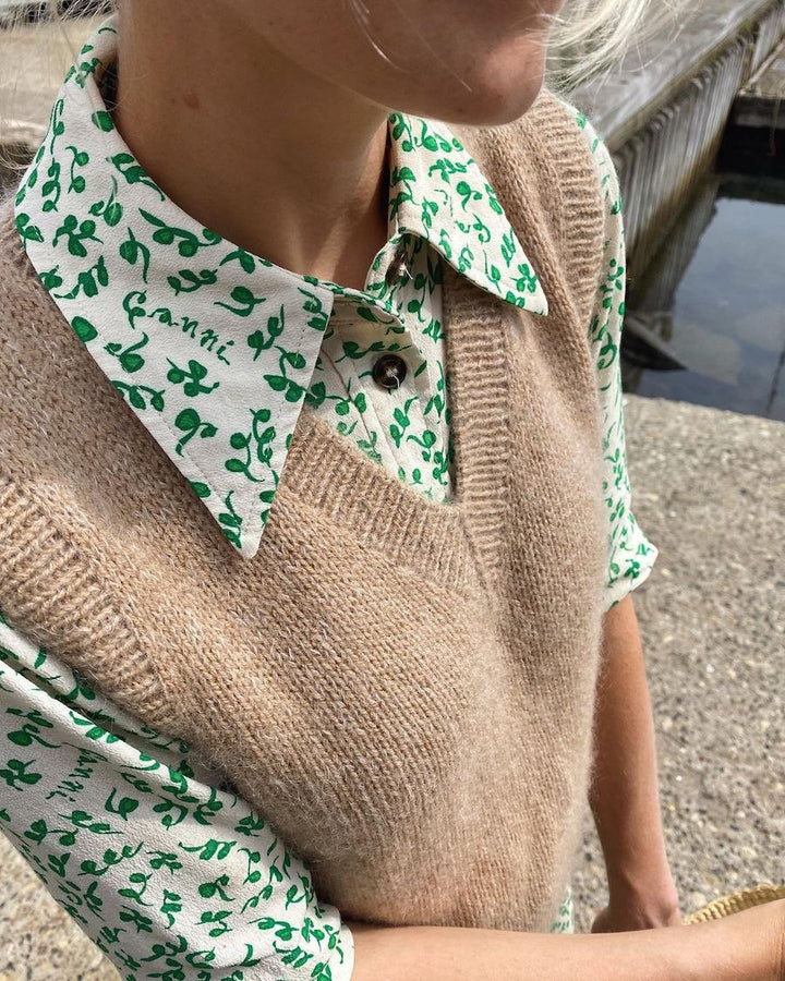 Stockholm Slipover V-neck.- Petite knit Woman