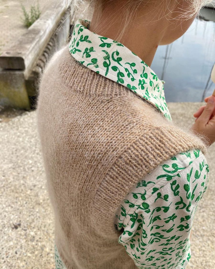 Stockholm Slipover V-neck.- Petite knit Woman