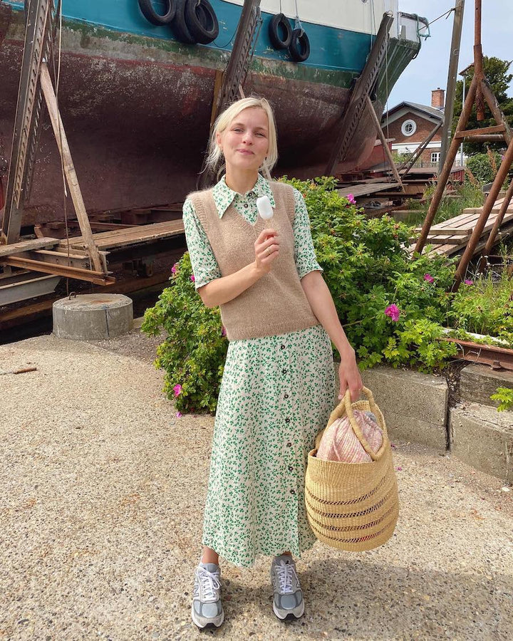 Stockholm Slipover V-neck.- Petite knit Woman